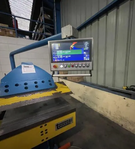 Commande CNC 01V installée sur presse plieuse